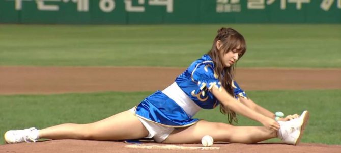 空中一回転から投球！始球式に登場した「リアル春麗」が可愛すぎると話題に！