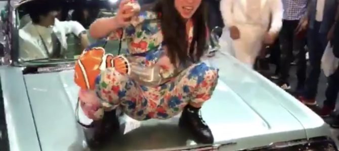 渋谷ハロウィンで車（インパラ）のボンネットに乗った女がぶん投げられる！