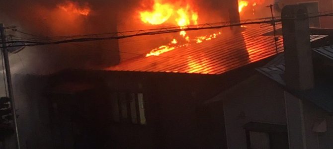 函館市上野町で火事 住宅が大炎上 大量の黒煙を爆発音で近隣住民騒然 函館市上野町で火事 住宅が大炎上 大量の黒煙を爆発音で近隣住民騒然