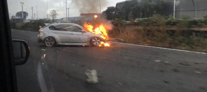 東名高速で車両火災 海老名SA付近でインプレッサが炎上 東名高速で車両火災 海老名SA付近でインプレッサが炎上