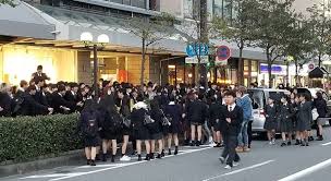 富山市明輪町 富山駅前で三角チョコパイ祭りが開催