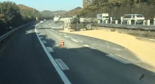 東北道の岩舟JCT（ジャンクション）～栃木IC（インターチェンジ）間でトラック横転事故