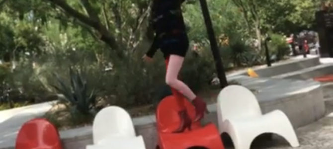 水原希子の椅子土足インスタ動画が炎上！