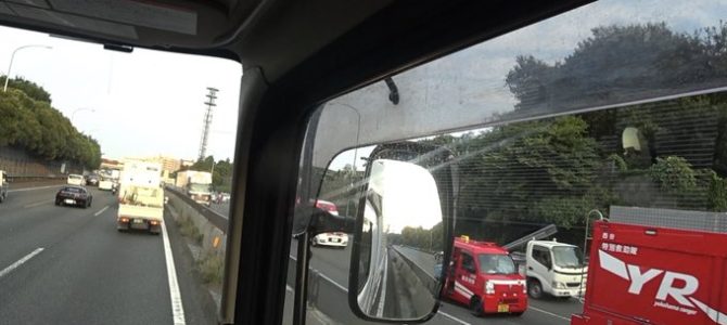 保土ヶ谷バイパスの南本宿出口手前でバイクと乗用車が衝突する事故