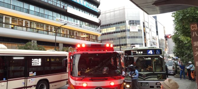 京都駅付近で４系統バスが接触事故