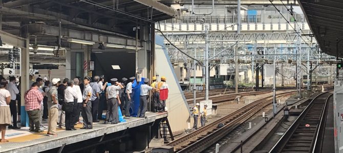 京浜東北線の横浜駅で線路内に女性が立ち入る