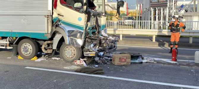 埼玉県春日部市下柳の国道４号線でトラックが大破