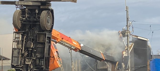 大阪府高槻市南松原町の建築現場でクレーン車が横転