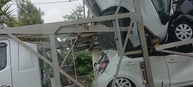 沖縄県北谷町砂辺の国道５８号線でキャリアカーの積載車が歩道橋に衝突