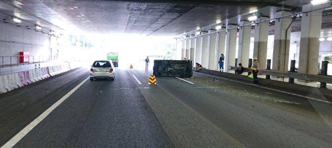 東名高速の大和トンネルで軽自動車が横転する事故