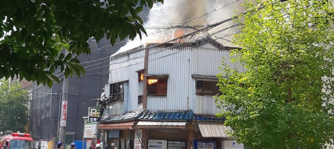 大阪府大阪市西成区萩之茶屋で大規模な火事
