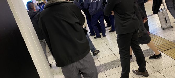 東京都豊島区の池袋駅に大勢の警察官