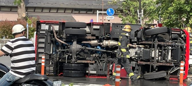 東京都渋谷区代々木の参宮橋駅付近で消防車が横転