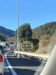 東名高速で事故発生か　車線が規制され渋滞に