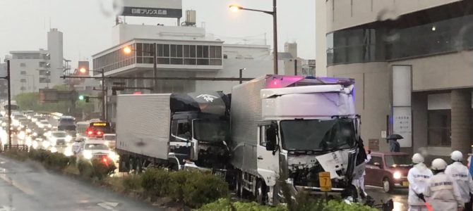 国道2号線　広島市南区で事故