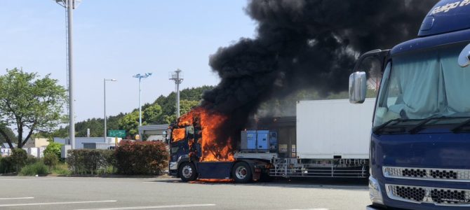 九州道(上り) 基山PA内で車両火災