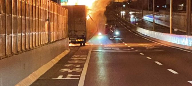 阪神高速 14号松原線 　阿倍野区文の里付近で事故