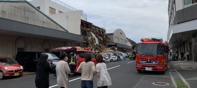 山口・下関市　「辻豊」の屋根や壁が崩落！　車7台が巻き込まれ3人が負傷