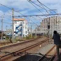 撮り鉄がＪＲ大船駅に集結！　目当ての485系列車が別の車両に遮られ「おい！」と罵声、車両を蹴とばす