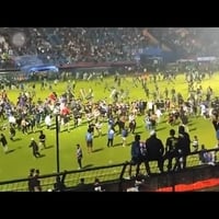 インドネシア　試合後のサッカー場で暴動、127人死亡！！