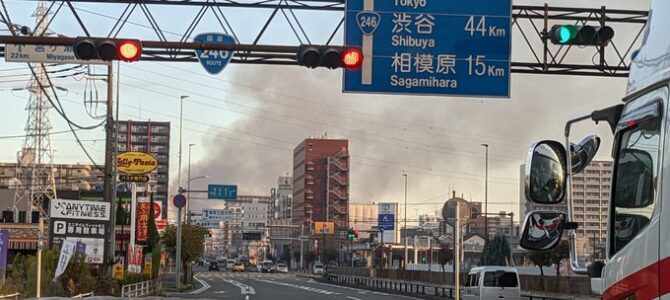 神奈川県厚木市妻田東　国道246号線沿い 麦田交差点付近で火事「起きたらアパートの前で火事」