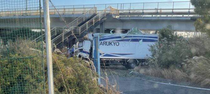 愛知県春日井市大泉寺町 春日井インター歩道橋付で事故！