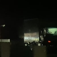 兵庫・加古川バイパス　停止中の軽乗用車にトラック衝突