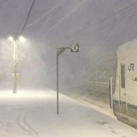 湖西線　山科駅ホームで大吹雪！「ホームの上が吹雪いています。」