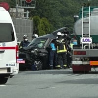 中央道　須玉IC付近で事故「トラック1台と普通車4台の事故 コンパクトカー2台ほぼ大破」