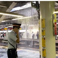 【ゲリラ豪雨】総武線 新宿駅ホームがナイアガラ状態！