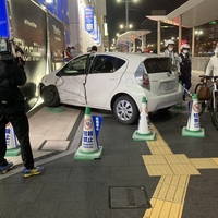 エディオン広島本店・西館に乗用車が突っ込む