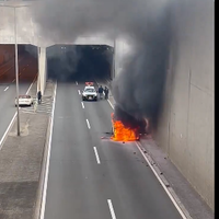 東京港臨海道路　臨海トンネルの出口付近で車両火災