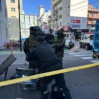 ｢鉄パイプ爆弾を持っている｣　成城学園前駅近くで不審物　ナイフ所持の男逮捕
