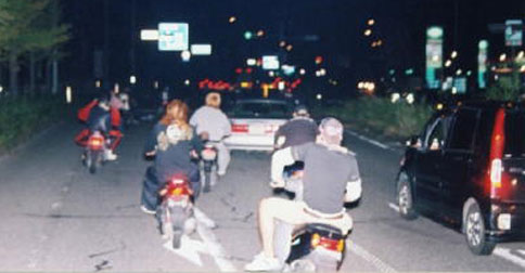 デート中、暴走族に絡まれたカップル⇒彼氏が路上に引きずり出され想像を絶する結末に・・・