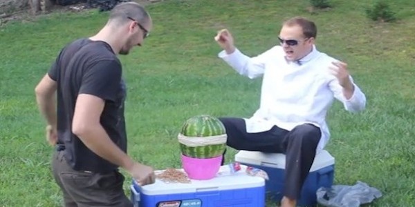 すいかに輪ゴムで巻きつけた→とんでもないことになってワロタｗｗｗ