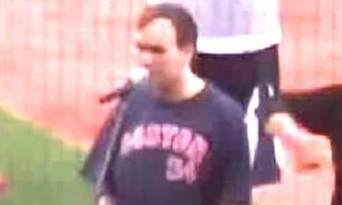 自閉症の男性。国歌を上手く歌えない・・・そのときスタジアムに奇跡が起きた!!!