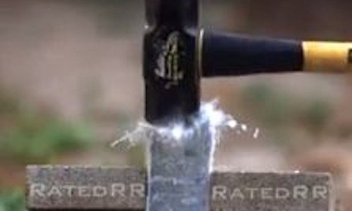 液体窒素で凍らせた「iPhone6 Plus」をハンマーで割ってみた！！