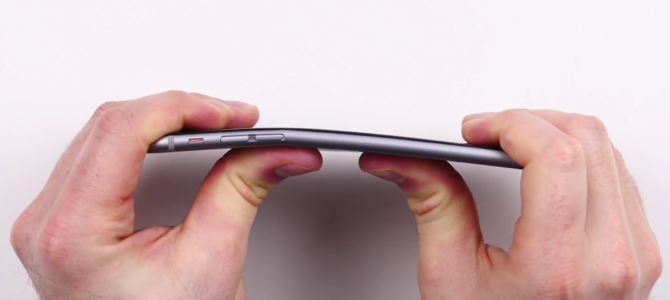 iPhone6、指で簡単に曲げられてしまうことが判明！！