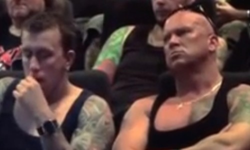 【あなたならどうします？？】デートで映画館に入ったら、自分たち以外全員 “怖い人” 。