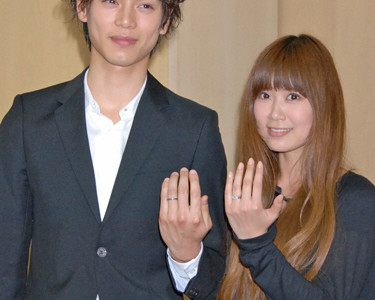 【仲良夫婦ですね♡】水嶋ヒロ、妻・絢香とのツーショット公開♡