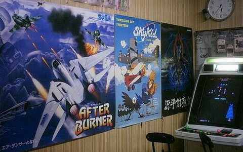 ゲーセンポスターがオタク達の心を全力で折りに来てる！！