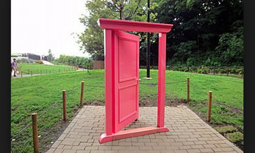 【試してみよう】　ドラえもんの　「 どこでもドア 」 に使う笑える材料とは！？