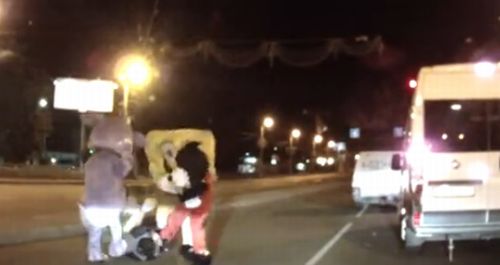 【動画】接触事故を起こした運転手、ミッキーマウスらにボコボコにされる！！