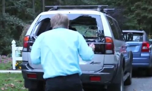 【動画】ニートの息子にキレた父親が、Xboxを投げつけてクルマの窓ガラスを粉砕！