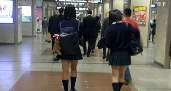 車内で子供が騒いだり暴れても注意すらしない母→近くに座っていた女子高生が立ち上がりました。