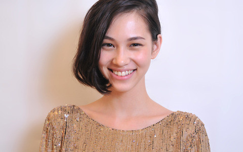 水原希子の鼻ピアスが牛みたい(^^♪