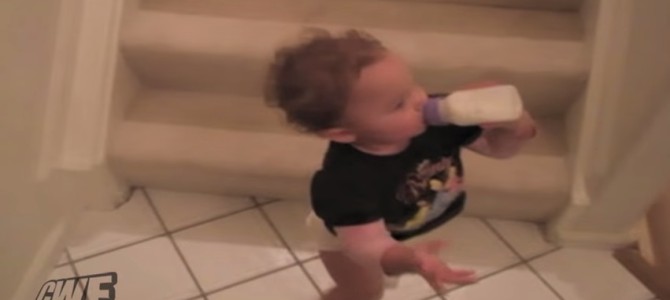 赤ちゃんが見つけた最速で階段を降りる方法♡