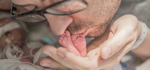 【感動】生誕からわずか3日後、死に行く息子に父が歌う最後の歌が泣ける 【感動】生誕からわずか3日後、死に行く息子に父が歌う最後の歌が泣ける