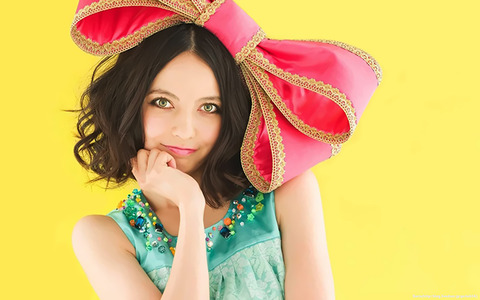 ベッキーが投稿した血まみれナース姿の写真に謎の人影が写り込む…