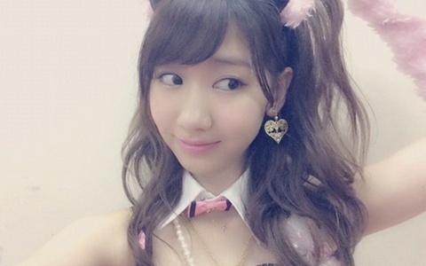 【悲報】柏木由紀がオッサンに太ももを触られる！？ファンが発狂！！